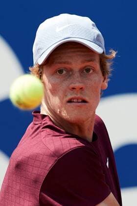 Italian tennis player Jannik Sinner in action against Greek tennis player Stefanos Tsitsipas during the Barcelona Open Banc Sabadell - Conde de Godo tournament semifinal match in Barcelona, Spain, 24 April 2021. Stefanos Tsitsipas vs Jannik Sinner !ACHTUNG: NUR REDAKTIONELLE NUTZUNG!  Copyright: xAlejandroxGarcíax GRAF1472 20210424-637548772401301269