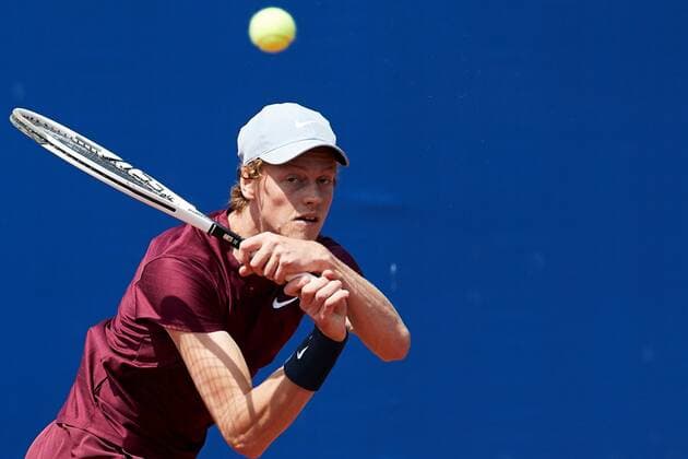 Italian tennis player Jannik Sinner in action against Greek tennis player Stefanos Tsitsipas during the Barcelona Open Banc Sabadell - Conde de Godo tournament semifinal match in Barcelona, Spain, 24 April 2021. Stefanos Tsitsipas vs Jannik Sinner !ACHTUNG: NUR REDAKTIONELLE NUTZUNG!  Copyright: xAlejandroxGarcíax GRAF1477 20210424-637548772413801196