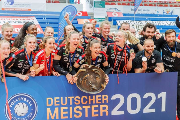 Bilder des Jahres 2021, Sport 04 April Sport Themen der Woche KW16 Sport Bilder des Tages Deutscher Meister DSC, Dresdner SC; Jubel, celebration; Siegerehrung, Award Ceremony, 4 24 2021, Dresden (Deutschland), Volleyball, 1. Bundesliga Frauen, Dresdner SC - Allianz MTV Stuttgart *** German Champion DSC, Dresdner SC jubilation, celebration award ceremony, 4 24 2021, Dresden Germany , Volleyball, 1 Bundesliga Women, Dresdner SC Allianz MTV Stuttgart xprx