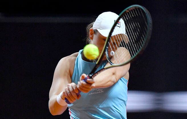 Ashleigh Barty AUS Action Semi-Final Tennis Women Porsche Cup Porsche Tennis Grand Prix GP Stuttgart 2021 Porsche Arena 24 04 2021 Porsche Tennis Grand Prix Stuttgart 2021