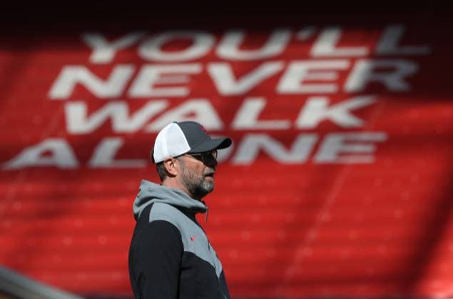 Sport Bilder des Tages 24th April 2021; Anfield, Liverpool, Merseyside, England; English Premier League Football, Liverpool versus Newcastle United; Liverpool manager Jurgen Klopp walks onto the pitch after the match  ActionPlus12283346 DavidxBlunsden