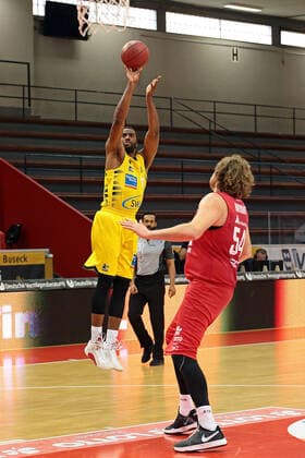 24 04 2021, xovx, Basketball BBL, JobStairs Gießen 46ers MHP RIESEN Ludwigsburg v l Jamel McLean MHP Riesen Ludwigsburg , John Bryant Gießen 46ers Gießen Sporthalle Gießen Ost Hessen Germany EN
