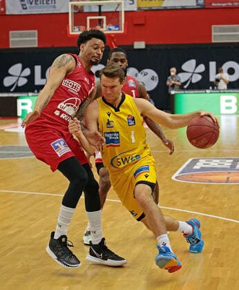 24 04 2021, xovx, Basketball BBL, JobStairs Gießen 46ers MHP RIESEN Ludwigsburg v l Diante Garrett Gießen 46ers , Jordan Hulls MHP Riesen Ludwigsburg , Jonathan Stark Gießen 46ers Gießen Sporthalle Gießen Ost Hessen Germany EN