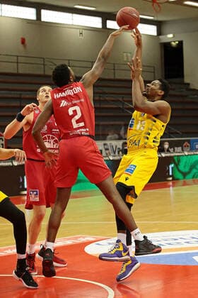 24 04 2021, xovx, Basketball BBL, JobStairs Giessen 46ers MHP RIESEN Ludwigsburg v l Scottie James Jr Giessen 46ers , Isaac Hamilton Giessen 46ers , Yorman Polas Bartolo MHP Riesen Ludwigsburg Giessen Sporthalle Giessen Ost Hessen Germany EN