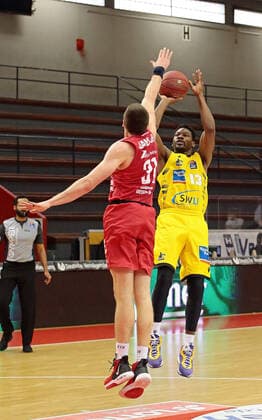 24 04 2021, xovx, Basketball BBL, JobStairs Gießen 46ers MHP RIESEN Ludwigsburg v l Scottie James Jr Gießen 46ers , Yorman Polas Bartolo MHP Riesen Ludwigsburg Gießen Sporthalle Gießen Ost Hessen Germany EN