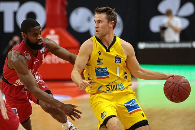 24 04 2021, xovx, Basketball BBL, JobStairs Gießen 46ers MHP RIESEN Ludwigsburg v l Jonathan Stark Gießen 46ers , Jordan Hulls MHP Riesen Ludwigsburg Gießen Sporthalle Gießen Ost Hessen Germany EN