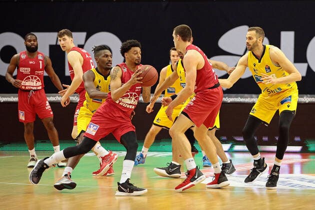 24 04 2021, xovx, Basketball BBL, JobStairs Giessen 46ers MHP RIESEN Ludwigsburg v l Jonathan Stark Giessen 46ers , Alen Pjanic Giessen 46ers , Jaleen Smith MHP Riesen Ludwigsburg , Diante Garrett Giessen 46ers , Jordan Hulls MHP Riesen Ludwigsburg , Scottie James Jr Giessen 46ers , Jonas Wohlfarth Bottermann MHP Riesen Ludwigsburg Giessen Sporthalle Giessen Ost Hessen Germany DE