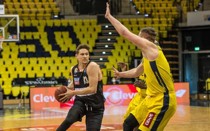 GER, Basketball, EWE Baskets Oldenburg vs ratiopharm Ulm 24 04 2021, EWE Arena, Oldenburg, GER, easy Credit BBL, EWE Baskets Oldenburg vs ratiopharm Ulm, in picture Patrick HECKMANN ratiopharm Ulm 33 Rasid MAHALBASIC EWE Baskets Oldenburg 24 nordphotoxRojahn nph00310