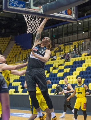 GER, Basketball, EWE Baskets Oldenburg vs ratiopharm Ulm 24 04 2021, EWE Arena, Oldenburg, GER, easy Credit BBL, EWE Baskets Oldenburg vs ratiopharm Ulm, in picture Dylan OSETKOWSKI ratiopharm Ulm 21 Rasid MAHALBASIC EWE Baskets Oldenburg 24 nordphotoxRojahn nph00310