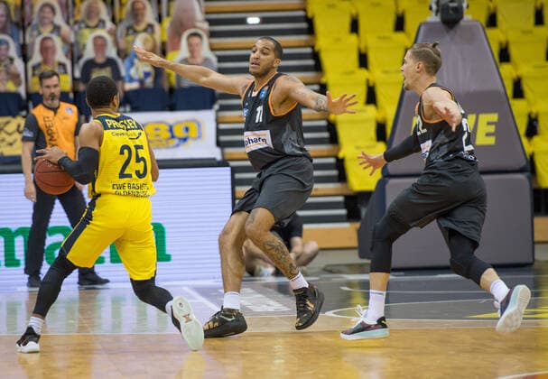 GER, Basketball, EWE Baskets Oldenburg vs ratiopharm Ulm 24 04 2021, EWE Arena, Oldenburg, GER, easy Credit BBL, EWE Baskets Oldenburg vs ratiopharm Ulm, in picture Phil PRESSEY EWE Baskets Oldenburg 25 Isaiah WILKINS ratiopharm Ulm 11 Thomas KLEPEISZ ratiopharm Ulm 22 nordphotoxRojahn nph00310