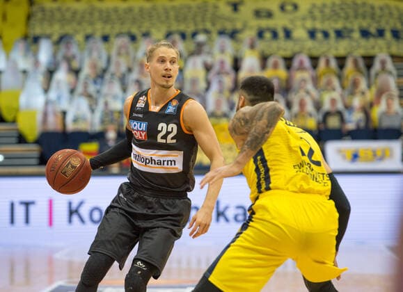 GER, Basketball, EWE Baskets Oldenburg vs ratiopharm Ulm 24 04 2021, EWE Arena, Oldenburg, GER, easy Credit BBL, EWE Baskets Oldenburg vs ratiopharm Ulm, in picture Thomas KLEPEISZ ratiopharm Ulm 22 Martin BREUNING EWE Baskets Oldenburg 12 nordphotoxRojahn nph00310