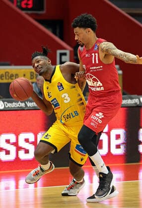 24 04 2021, xovx, Basketball BBL, JobStairs Gießen 46ers MHP RIESEN Ludwigsburg v l Jaleen Smith MHP Riesen Ludwigsburg , Diante Garrett Gießen 46ers Gießen Sporthalle Gießen Ost Hessen Germany EN