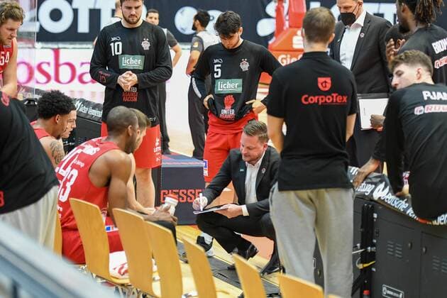 Rolf Scholz, Coach Giessen 46ers 30 Spieltag, Basketball Bundesliga, Basketball season 2020 2021, Germany, easyCredit BBL, Germany, Giessen 46ers, giessen red, men, Jobstairs GIESSEN 46ers MHP Riesen Ludwigsburg, men, Ludwigsburg in yellow