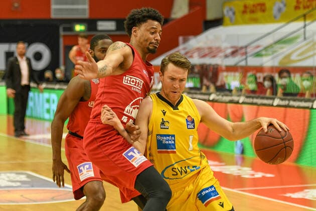 Diante Garrett, Jordan Hulls 30 Spieltag, Basketball Bundesliga, Basketball season 2020 2021, Germany, easyCredit BBL, Germany, Giessen 46ers, giessen red, men, Jobstairs GIESSEN 46ers MHP Riesen Ludwigsburg, men, Ludwigsburg in yellow