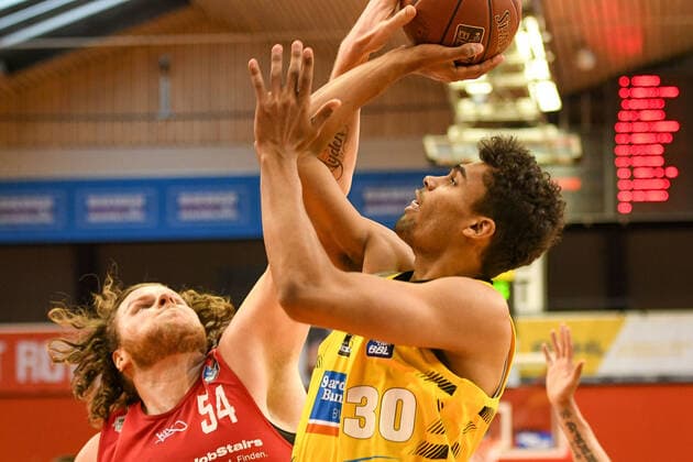 John Bryant, Oscar Da Silva 30 matchday, Basketball Bundesliga, Basketball season 2020 2021, Germany, easyCredit BBL, Germany, Giessen 46ers, giessen red, men, Jobstairs GIESSEN 46ers MHP Riesen Ludwigsburg, men, Ludwigsburg in yellow