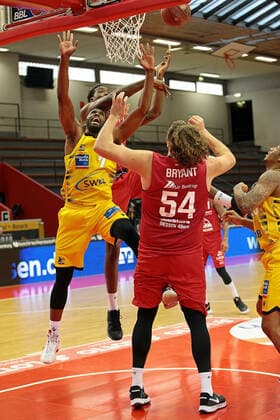 24 04 2021, xovx, Basketball BBL, JobStairs Giessen 46ers MHP RIESEN Ludwigsburg v l Jamel McLean MHP Riesen Ludwigsburg , Chad Brown Giessen 46ers , John Bryant Giessen 46ers , Desi Rodriguez MHP Riesen Ludwigsburg Giessen Sporthalle Giessen Ost Hessen Germany EN