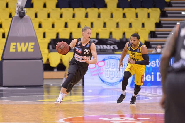 Thomas KLEPEISZ 22 ratiopharm ulm , Phil PRESSEY 25 EWE Baskets Oldenburg EWE Baskets Oldenburg vs ratiopharm Ulm, Basketball, easyCredit BBL Bundesliga, 24 04 2021, 30 Matchday, Season 2020 2021 Copyright xErikxHillmer EIBNERx EP ehr EWE Baskets Oldenburg vs ratiopharm Ulm, Basketball, easyCredit BBL Bundesliga, 24 04 2021, 30 Matchday, Season 2020 2021 Oldenburg Copyright: xErikxHillmer EIBNERx EP_ehr