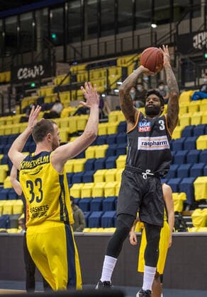 GER, Basketball, EWE Baskets Oldenburg vs ratiopharm Ulm 24 04 2021, EWE Arena, Oldenburg, GER, easy Credit BBL, EWE Baskets Oldenburg vs ratiopharm Ulm, in picture Cameron CLARK ratiopharm Ulm 3 Philipp SCHWETHELM EWE Baskets Oldenburg 33 nordphotoxRojahn nph00310