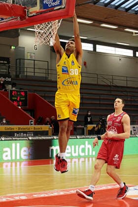 24 04 2021, xovx, Basketball BBL, JobStairs Gießen 46ers MHP RIESEN Ludwigsburg v l Oscar da Silva MHP Riesen Ludwigsburg , Scottie James Jr Gießen 46ers Gießen Sporthalle Gießen Ost Hessen Germany EN