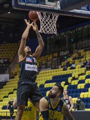 GER, Basketball, EWE Baskets Oldenburg vs ratiopharm Ulm 24 04 2021, EWE Arena, Oldenburg, GER, easy Credit BBL, EWE Baskets Oldenburg vs ratiopharm Ulm, in picture Isaiah WILKINS ratiopharm Ulm 11 Martin BREUNING EWE Baskets Oldenburg 12 nordphotoxRojahn nph00310