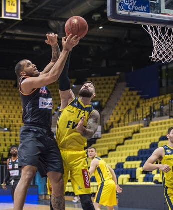 GER, Basketball, EWE Baskets Oldenburg vs ratiopharm Ulm 24 04 2021, EWE Arena, Oldenburg, GER, easy Credit BBL, EWE Baskets Oldenburg vs ratiopharm Ulm, in picture Isaiah WILKINS ratiopharm Ulm 11 Martin BREUNING EWE Baskets Oldenburg 12 nordphotoxRojahn nph00310