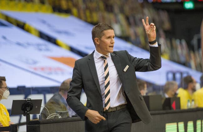 GER, Basketball, EWE Baskets Oldenburg vs ratiopharm Ulm 24 04 2021, EWE Arena, Oldenburg, GER, easy Credit BBL, EWE Baskets Oldenburg vs ratiopharm Ulm, in picture two fingers up Jaka LAKOVIC ratiopharm Ulm Headcoach Trainer nordphotoxRojahn nph00310