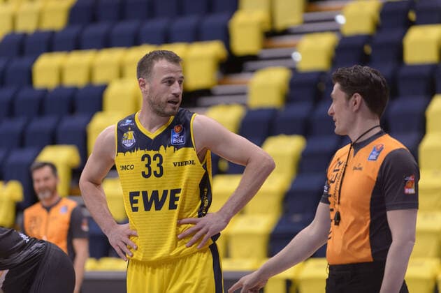 Philipp SCHWETHELM 33 EWE Baskets Oldenburg discusses with referee EWE Baskets Oldenburg vs ratiopharm Ulm, Basketball, easyCredit BBL Bundesliga, 24 04 2021, 30 Matchday, Season 2020 2021 Copyright xErikxHillmer EIBNERx EP ehr EWE Baskets Oldenburg vs ratiopharm Ulm, Basketball, easyCredit BBL Bundesliga, 24 04 2021, 30 Matchday, Season 2020 2021 Oldenburg Copyright: xErikxHillmer EIBNERx EP_ehr