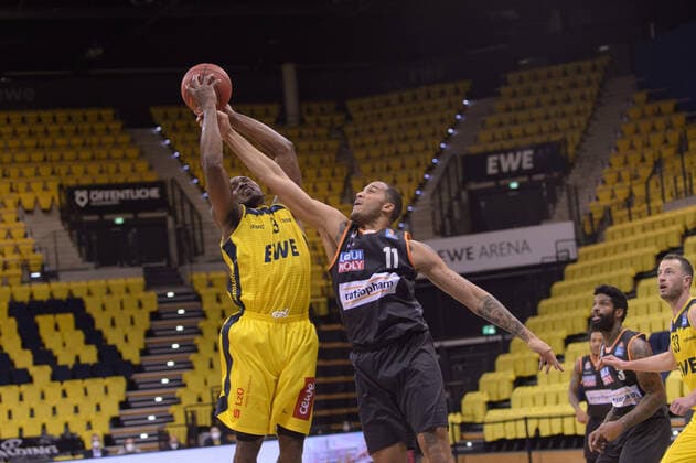 Rickey PAULDING 23 EWE Baskets Oldenburg and Isaiah WILKINS 11 ratiopharm ulm fight for the ball EWE Baskets Oldenburg vs ratiopharm Ulm, Basketball, easyCredit BBL Bundesliga, 24 04 2021, Matchday 30, 2020 2021 season Copyright xErikxHillmer EIBNERx EP ehr EWE Baskets Oldenburg vs ratiopharm Ulm, Basketball, easyCredit BBL Bundesliga, 24 04 2021, Matchday 30, 2020 2021 season Oldenburg Copyright: xErikxHillmer EIBNERx EP_ehr