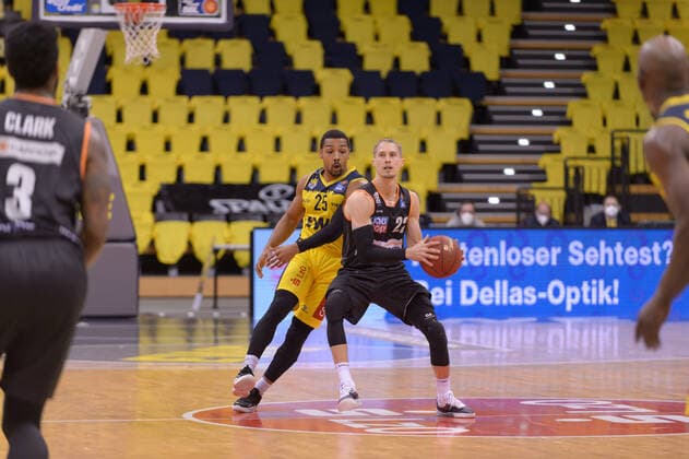 Phil PRESSEY 25 EWE Baskets Oldenburg , Thomas KLEPEISZ 22 ratiopharm ulm EWE Baskets Oldenburg vs ratiopharm Ulm, Basketball, easyCredit BBL Bundesliga, 24 04 2021, 30 Matchday, Season 2020 2021 Copyright xErikxHillmer EIBNERx EP ehr EWE Baskets Oldenburg vs ratiopharm Ulm, Basketball, easyCredit BBL Bundesliga, 24 04 2021, 30 Matchday, Season 2020 2021 Oldenburg Copyright: xErikxHillmer EIBNERx EP_ehr