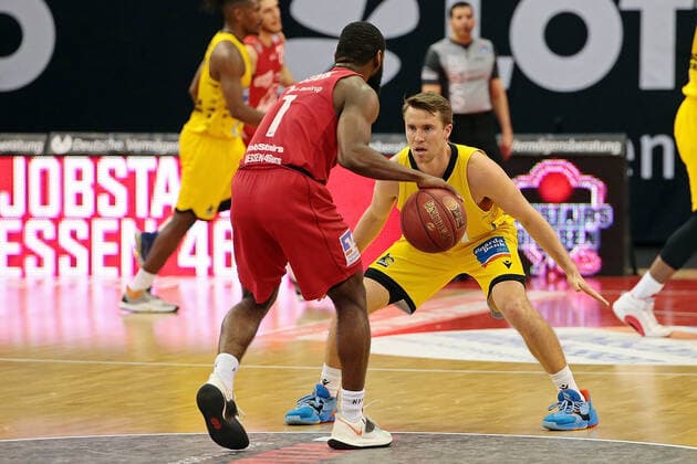 24 04 2021, xovx, Basketball BBL, JobStairs Gießen 46ers MHP RIESEN Ludwigsburg v l Jonathan Stark Gießen 46ers , Jordan Hulls MHP Riesen Ludwigsburg Gießen Sporthalle Gießen Ost Hessen Germany EN