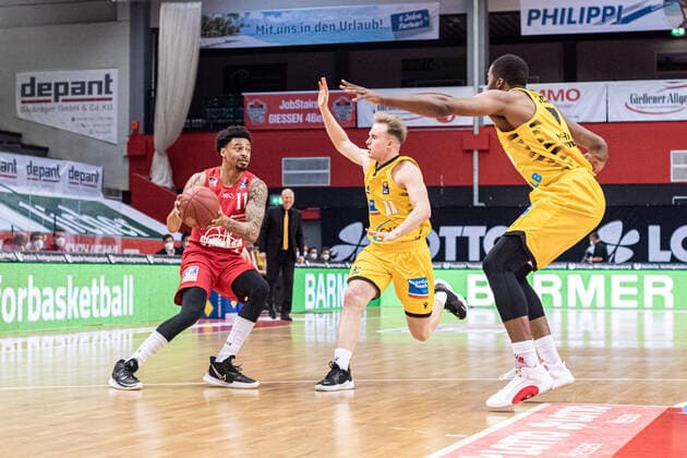 easyCredit Basketball Bundesliga JobStairs Giessen 46ers MHP RIESEN Ludwigsburg, 24 04 21 Diante Maurice Garrett 11 Giessen 46ers , Lukas Herzog 11 MHP RIESEN Ludwigsburg , Sporthalle Giessen Ost Giessen, 24 04 21 Copyright: xBEAUTIFULxSPORTS Roeczeyx