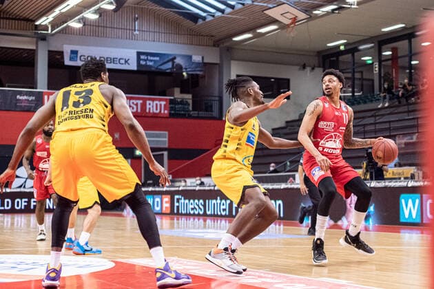 easyCredit Basketball Bundesliga JobStairs Giessen 46ers MHP RIESEN Ludwigsburg, 24 04 21 Diante Maurice Garrett 11 Giessen 46ers , Yorman Polas Bartolo 13 MHP RIESEN Ludwigsburg , Jaleen Smith 3 MHP RIESEN Ludwigsburg Sporthalle Giessen Ost Giessen, 24 04 21 Copyright: xBEAUTIFULxSPORTS Roeczeyx