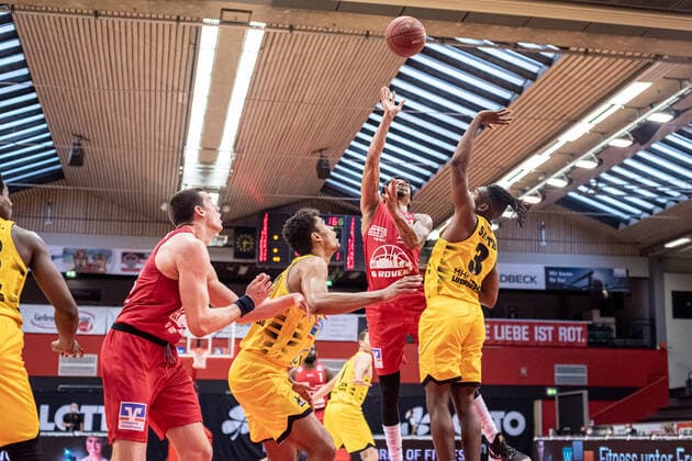 easyCredit Basketball Bundesliga JobStairs Giessen 46ers MHP RIESEN Ludwigsburg, 24 04 21 Diante Maurice Garrett 11 Giessen 46ers , Jaleen Smith 3 MHP RIESEN Ludwigsburg , Oscar da Silva 30 MHP RIESEN Ludwigsburg , Sporthalle Giessen Ost Giessen, 24 04 21 Copyright: xBEAUTIFULxSPORTS Roeczeyx