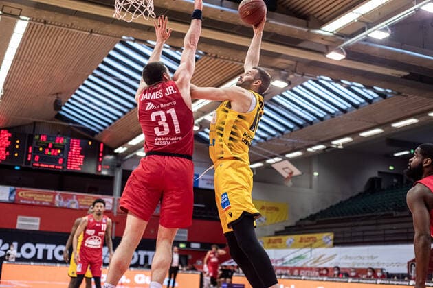 easyCredit Basketball Bundesliga JobStairs Giessen 46ers MHP RIESEN Ludwigsburg, 24 04 21 Jonas Wohlfarth Bottermann 18 MHP RIESEN Ludwigsburg , Scottie James 31 Giessen 46ers Sporthalle Giessen Ost Giessen, 24 04 21 Copyright: xBEAUTIFULxSPORTS Roeczeyx