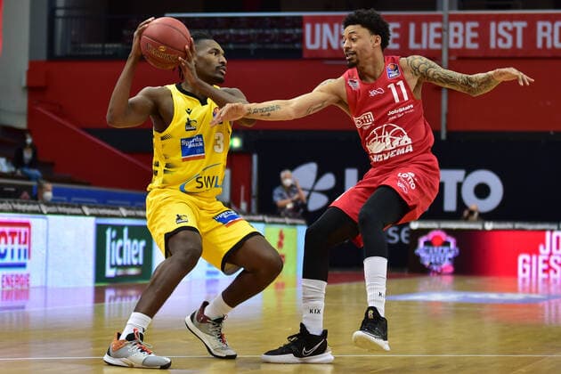 24 04 2021, xbrx, Basketball BBL Bundesliga, Giessen 46ers MHP Riesen Ludwigsburg emspor, v l dribbling, dribbles with the ball, carries the ball, one-on-one, Smith, Jaleen 3 MHP Riesen Ludwigsburg , Garrett, Diante Maurice 11 Hiessen 46ers Giessen