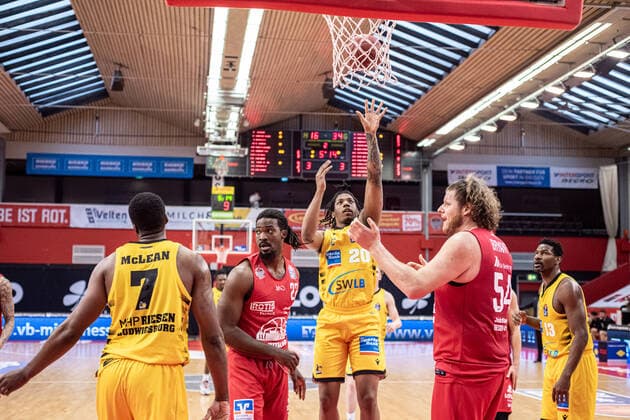 easyCredit Basketball Bundesliga JobStairs Giessen 46ers MHP RIESEN Ludwigsburg, 24 04 21 Desi Rodriguez 20 MHP RIESEN Ludwigsburg , John Bryant 54 Giessen 46ers , Chad Brown 22 Giessen 46ers Sporthalle Giessen Ost Giessen, 24 04 21 Copyright: xBEAUTIFULxSPORTS Roeczeyx