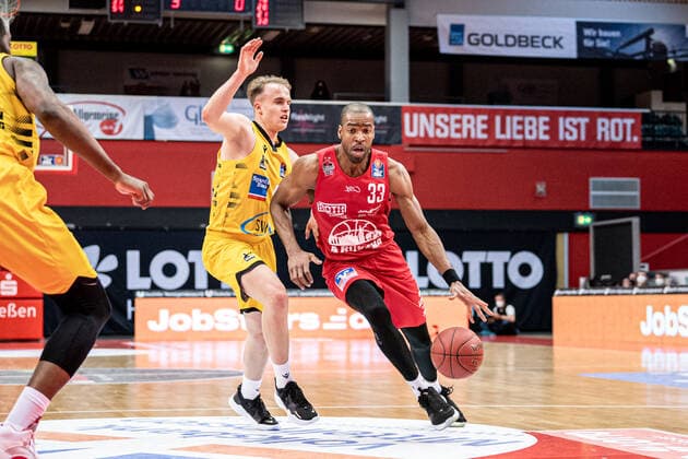 easyCredit Basketball Bundesliga JobStairs Giessen 46ers MHP RIESEN Ludwigsburg, 24 04 21 Brandon Thomas 33 Giessen 46ers , Lukas Herzog 11 MHP RIESEN Ludwigsburg Sporthalle Giessen Ost Giessen, 24 04 21 Copyright: xBEAUTIFULxSPORTS Roeczeyx