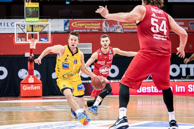 easyCredit Basketball Bundesliga JobStairs Giessen 46ers MHP RIESEN Ludwigsburg, 24 04 21 Jordan Hulls 1 MHP RIESEN Ludwigsburg , Ferdinand Zylka 20 Giessen 46ers Sporthalle Giessen Ost Giessen, 24 04 21 Copyright: xBEAUTIFULxSPORTS Roeczeyx