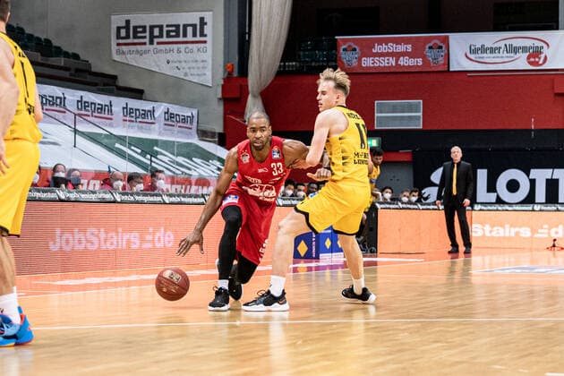 easyCredit Basketball Bundesliga JobStairs Giessen 46ers MHP RIESEN Ludwigsburg, 24 04 21 Brandon Thomas 33 Giessen 46ers , Lukas Herzog 11 MHP RIESEN Ludwigsburg Sporthalle Giessen Ost Giessen, 24 04 21 Copyright: xBEAUTIFULxSPORTS Roeczeyx