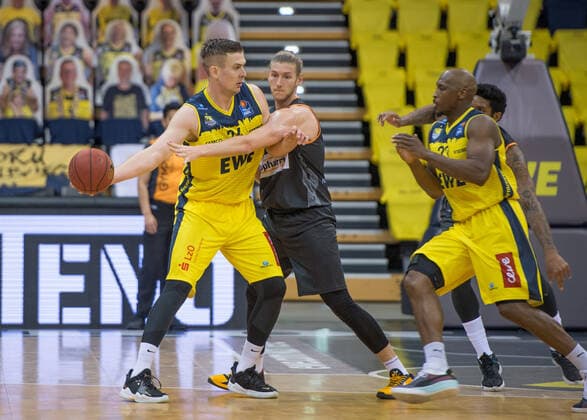 GER, Basketball, EWE Baskets Oldenburg vs ratiopharm Ulm 24 04 2021, EWE Arena, Oldenburg, GER, easy Credit BBL, EWE Baskets Oldenburg vs ratiopharm Ulm, in picture Martin BREUNING EWE Baskets Oldenburg 12 Dylan OSETKOWSKI ratiopharm Ulm 21 Rickey PAULDING EWE Baskets Oldenburg 23 nordphotoxRojahn nph00310