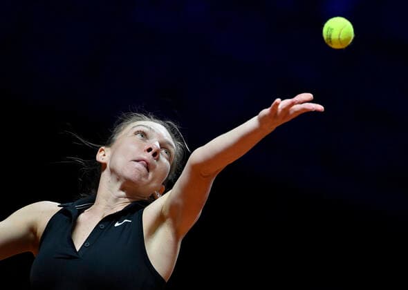 Simona Halep ROU Action Serve Semifinals Tennis Women Porsche Cup Porsche Tennis Grand Prix GP Stuttgart 2021 Porsche Arena 24 04 2021 Porsche Tennis Grand Prix Stuttgart 2021