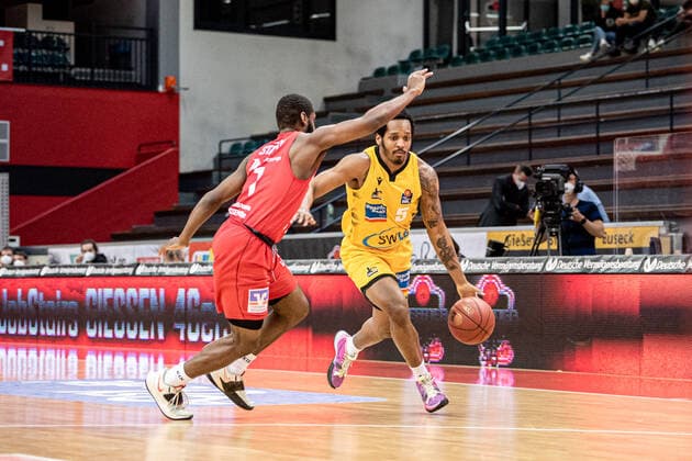 easyCredit Basketball Bundesliga JobStairs Giessen 46ers MHP RIESEN Ludwigsburg, 24 04 21 Barry Brown Jr 5 MHP RIESEN Ludwigsburg , Isaac Hamilton 2 Giessen 46ers Sporthalle Giessen Ost Giessen, 24 04 21 Copyright: xBEAUTIFULxSPORTS Roeczeyx