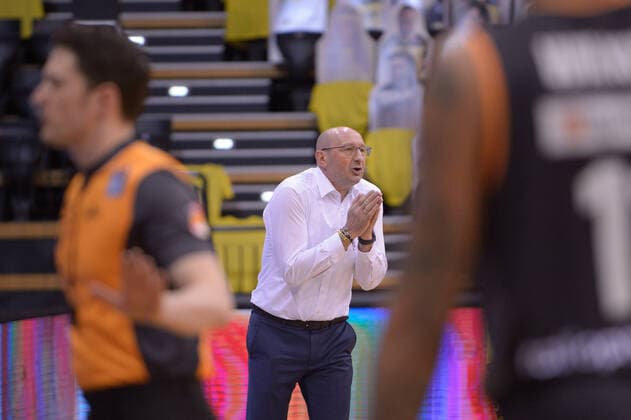 Mladen DRIJENCIC coach head coach head coach EWE Baskets Oldenburg is frustrated EWE Baskets Oldenburg vs ratiopharm Ulm, Basketball, easyCredit BBL Bundesliga, 24 04 2021, 30 Matchday, Season 2020 2021 Copyright xErikxHillmer EIBNERx EP ehr EWE Baskets Oldenburg vs ratiopharm Ulm, Basketball, easyCredit BBL Bundesliga, 24 04 2021, 30 Matchday, Season 2020 2021 Oldenburg Copyright: xErikxHillmer EIBNERx EP_ehr