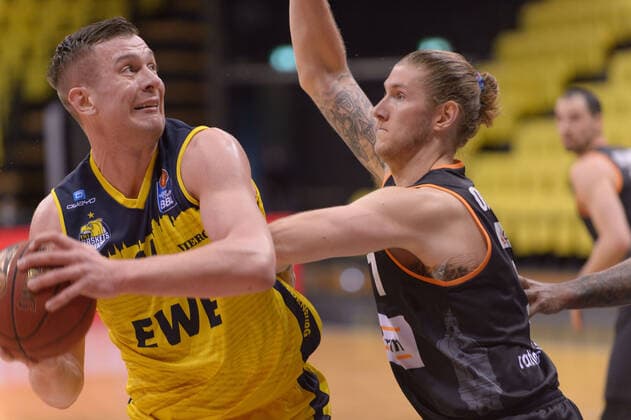 Rasid MAHALBASIC 24 EWE Baskets Oldenburg and Dylan OSETKOWSKI 21 ratiopharm ulm fight for the ball EWE Baskets Oldenburg vs ratiopharm Ulm, Basketball, easyCredit BBL Bundesliga, 24 04 2021, 30 Matchday, Season 2020 2021 Copyright xErikxHillmer EIBNERx EP ehr EWE Baskets Oldenburg vs ratiopharm Ulm, Basketball, easyCredit BBL Bundesliga, 24 04 2021, 30 Matchday, Season 2020 2021 Oldenburg Copyright: xErikxHillmer EIBNERx EP_ehr