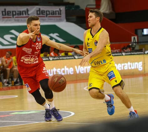 Ferdinand Zylka JobStairs GIESSEN 20 and Jordan Hulls MHP Riesen Ludwigsburg 1 , JobStairs GIESSEN 46ers vs, MHP Riesen Ludwigsburg, Basketball, Basketball Bundesliga, 30 Spieltag, 24 04 2021, JobStairs GIESSEN 46ers vs, MHP Riesen Ludwigsburg, Basketball, Basketball Bundesliga, 30 Spieltag, 24 04 2021, Photo EIBNER Joerg Niebergall Giessen Copyright: xJoergxNiebergall Eibner-Pressefox EP_JNL