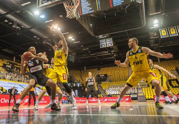 GER, Basketball, EWE Baskets Oldenburg vs ratiopharm Ulm 24 04 2021, EWE Arena, Oldenburg, GER, easy Credit BBL, EWE Baskets Oldenburg vs ratiopharm Ulm, in picture Isaiah WILKINS ratiopharm Ulm 11 Martin BREUNING EWE Baskets Oldenburg 12 Keith HORNSBY EWE Baskets Oldenburg 4 nordphotoxRojahn nph00310