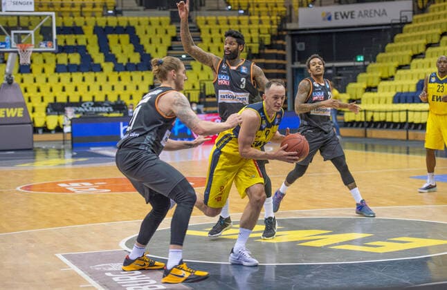 GER, Basketball, EWE Baskets Oldenburg vs ratiopharm Ulm 24 04 2021, EWE Arena, Oldenburg, GER, easy Credit BBL, EWE Baskets Oldenburg vs ratiopharm Ulm, in picture Karsten TADDA EWE Baskets Oldenburg 9 Dylan OSETKOWSKI ratiopharm Ulm 21 Cameron CLARK ratiopharm Ulm 3 Troy CAUPAIN ratiopharm Ulm 23 nordphotoxRojahn nph00310