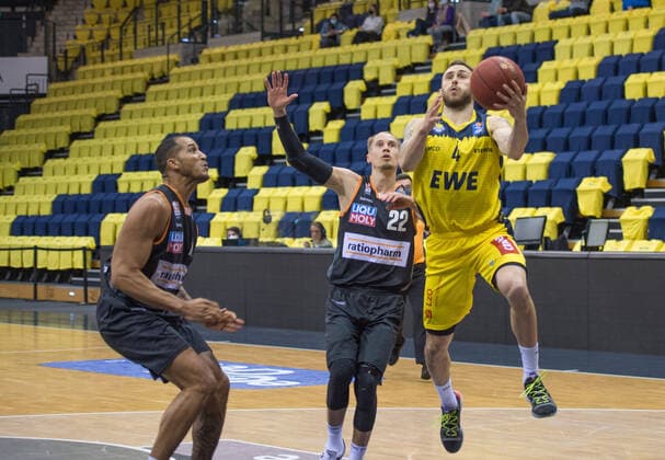 GER, Basketball, EWE Baskets Oldenburg vs ratiopharm Ulm 24 04 2021, EWE Arena, Oldenburg, GER, easy Credit BBL, EWE Baskets Oldenburg vs ratiopharm Ulm, in picture Keith HORNSBY EWE Baskets Oldenburg 4 Thomas KLEPEISZ ratiopharm Ulm 22 Isaiah WILKINS ratiopharm Ulm 11 nordphotoxRojahn nph00310