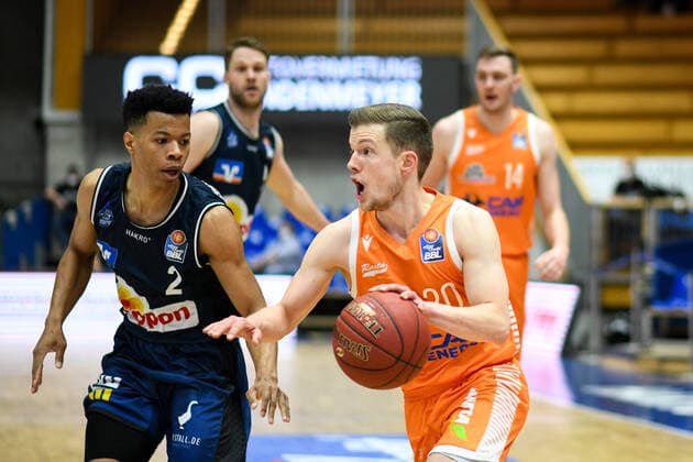 Jannes Hundt RASTA Vechta in a duel with Trae Bell Haynes HAKRO Merlins Crailsheim , GER, HAKRO Merlins Crailsheim vs RASTA Vechta, 24 04 2021, 30 Spieltag easycredit Basketball Bundesliga, Spielzeit 2020 2021 GER, HAKRO Merlins Crailsheim vs RASTA Vechta, 24 04 2021, 30 Spieltag easycredit Basketball Bundesliga, Spielzeit 2020 2021 Crailsheim Copyright: xEibnerxPressefoto MichaelxMemmlerx EP_MMR