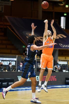 Jesse Hunt RASTA Vechta defending while throwing, Jermaine Haley Jr HAKRO Merlins Crailsheim defending, GER, HAKRO Merlins Crailsheim vs RASTA Vechta, 24 04 2021, 30 Spieltag easycredit Basketball Bundesliga, Spielzeit 2020 2021 GER, HAKRO Merlins Crailsheim vs RASTA Vechta, 24 04 2021, 30 Spieltag easycredit Basketball Bundesliga, Spielzeit 2020 2021 Crailsheim Copyright: xEibnerxPressefoto MichaelxMemmlerx EP_MMR